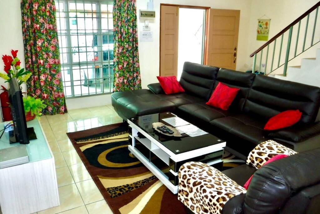 Lily Vacation Home At Cameron Highlands - 12 Pax,Free Wifi W Carporch Tanah Rata Exterior photo