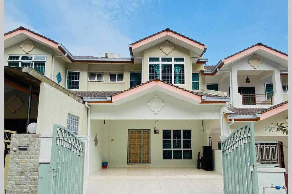 Lily Vacation Home At Cameron Highlands - 12 Pax,Free Wifi W Carporch Tanah Rata Exterior photo
