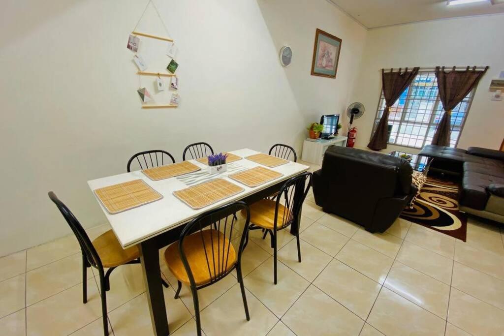 Lily Vacation Home At Cameron Highlands - 12 Pax,Free Wifi W Carporch Tanah Rata Exterior photo