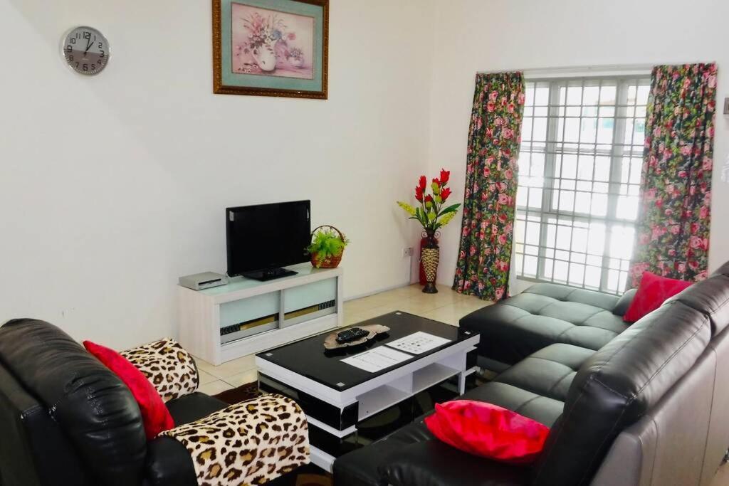 Lily Vacation Home At Cameron Highlands - 12 Pax,Free Wifi W Carporch Tanah Rata Exterior photo