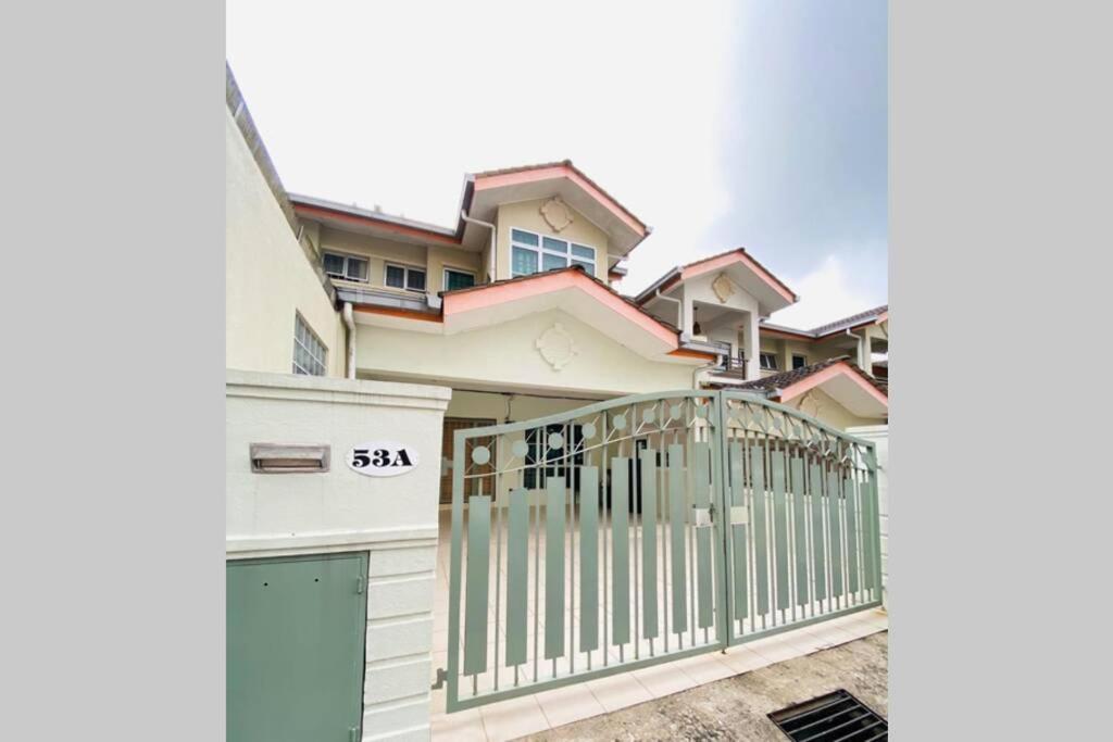 Lily Vacation Home At Cameron Highlands - 12 Pax,Free Wifi W Carporch Tanah Rata Exterior photo